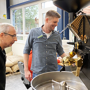 zwei Männer beim Kaffeerösten in der Lothar-Wittko-Werkstatt